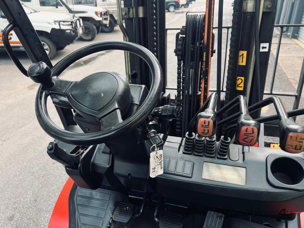 Used Low Hour 3000kg Diesel Forklift 